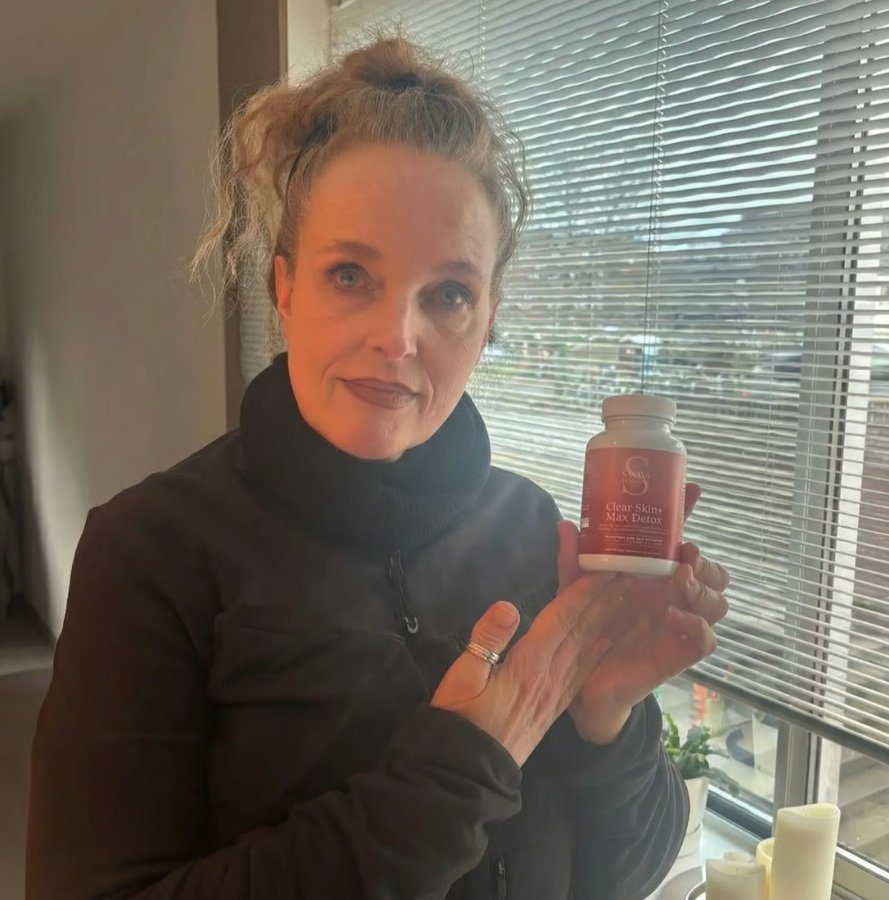 A Max Detox customer holding her bottle